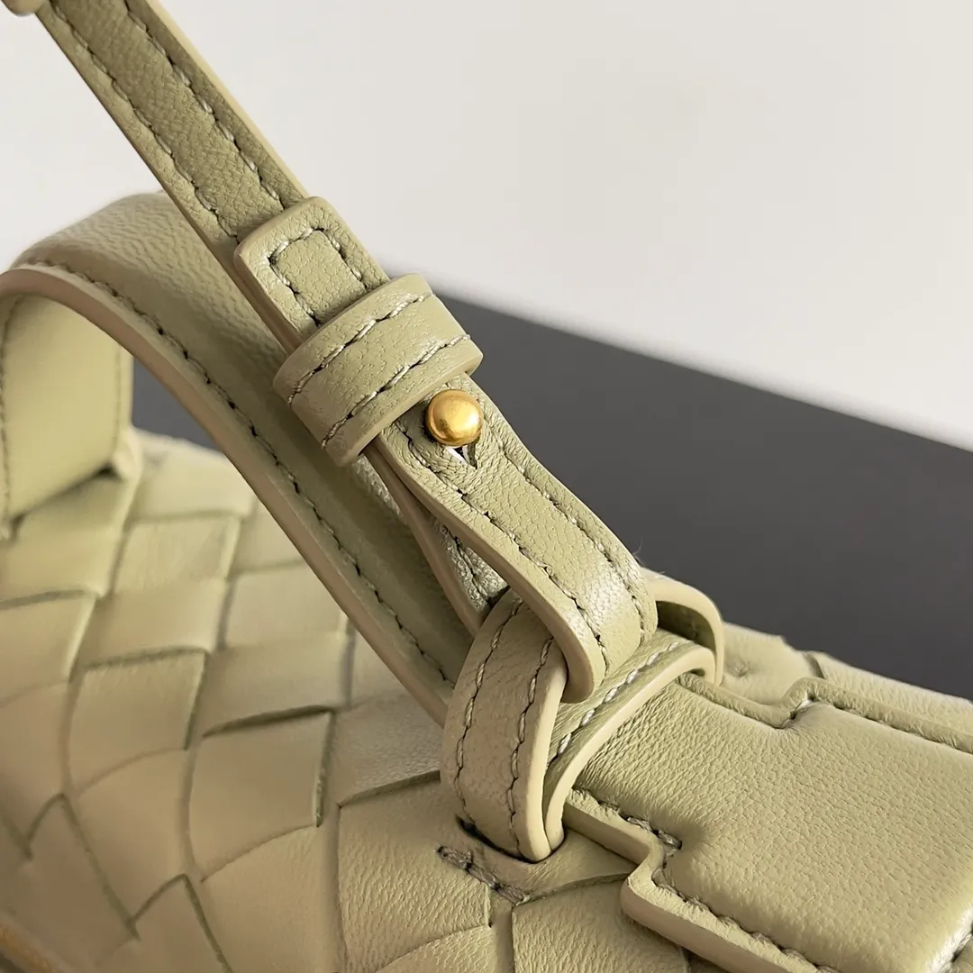 Batch 1360 Bottega Veneta 24 spring and summer woven zipper crossbody bag. A crossbody bag that can be used as a cosmetic bag. The exquisite weaving and compact body are an indispensable accessory for the upcoming summer. The double zipper also better protects the bag. It has a large capacity. If you like it, don’t miss it. Style number: 789109 Size: 22*12.5*5cm